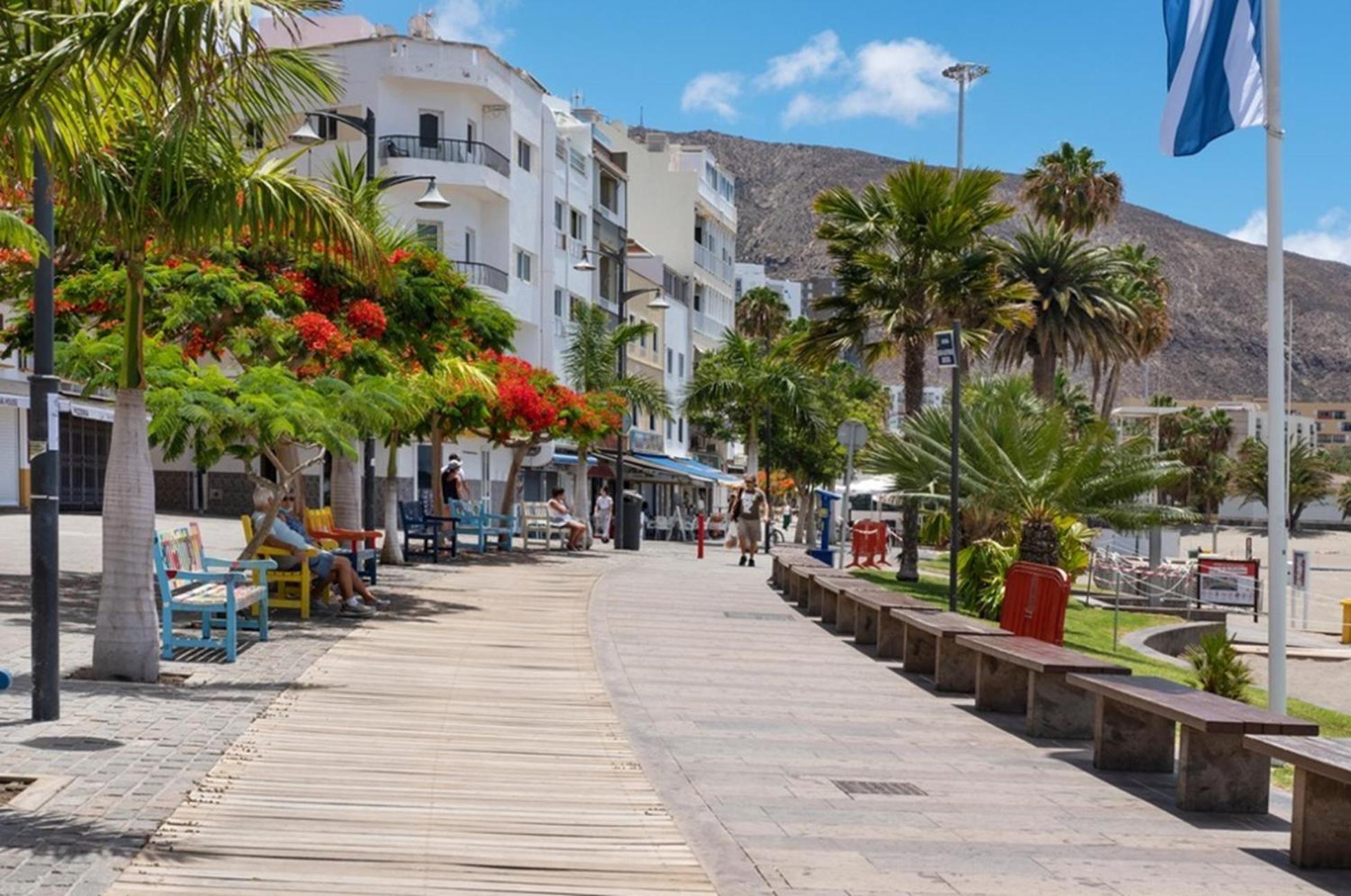 Few Steps From The Beach Hostel In Los Cristianos Arona  Exteriör bild