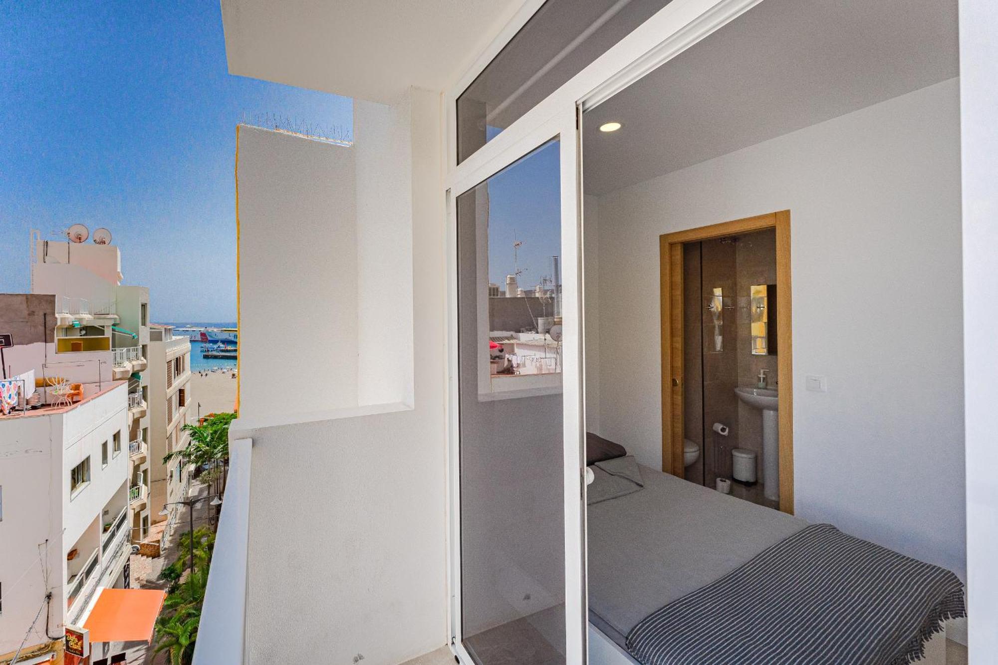 Few Steps From The Beach Hostel In Los Cristianos Arona  Exteriör bild