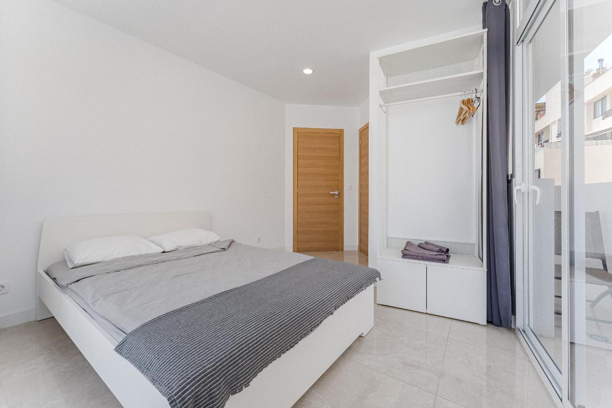 Few Steps From The Beach Hostel In Los Cristianos Arona  Exteriör bild