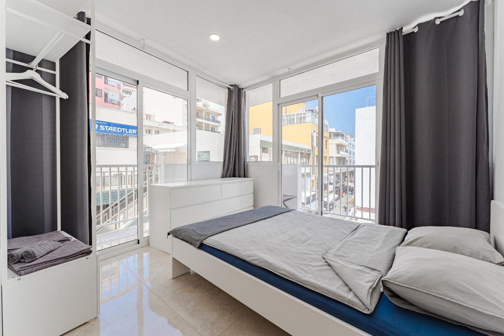 Few Steps From The Beach Hostel In Los Cristianos Arona  Exteriör bild