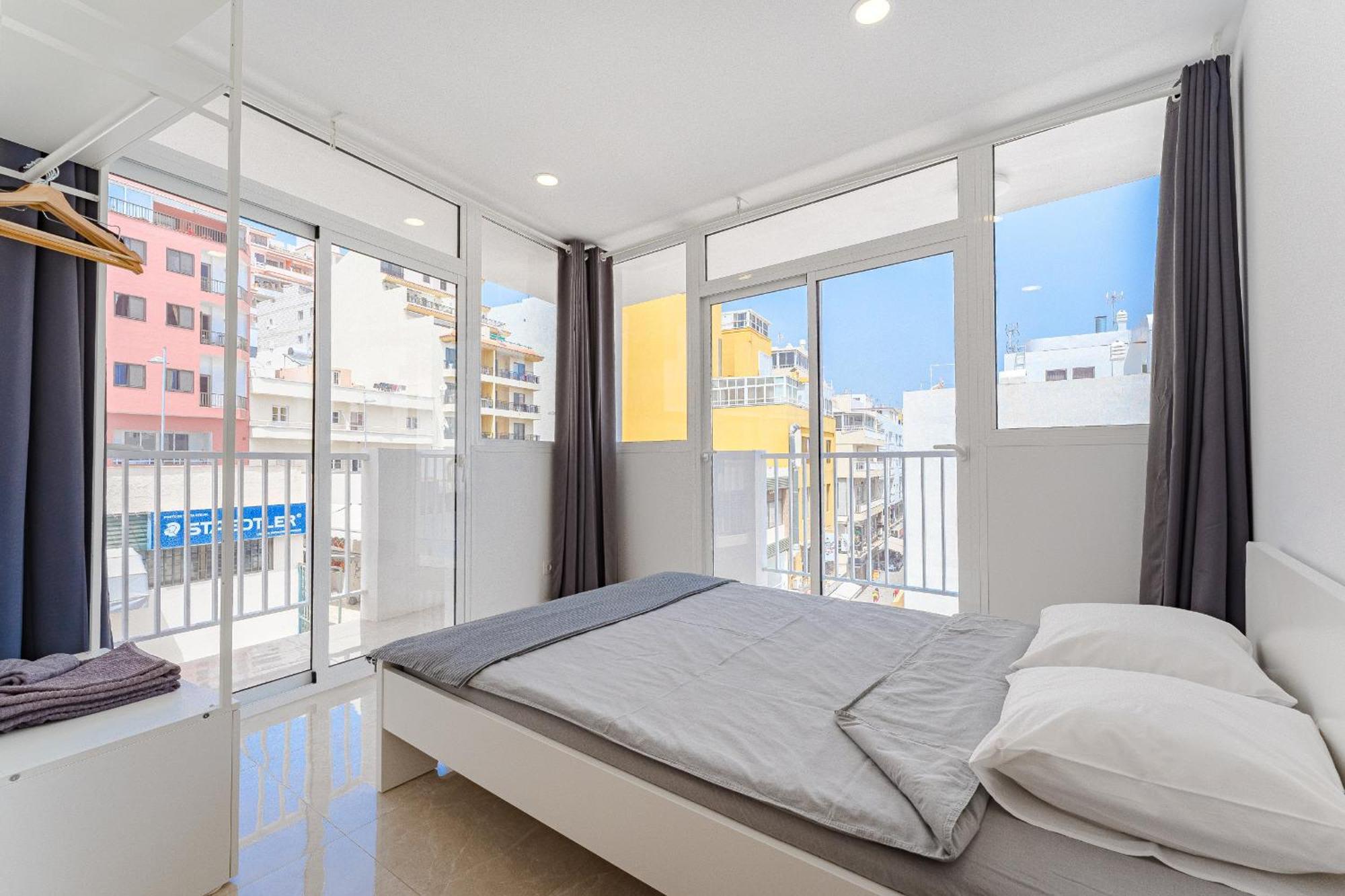 Few Steps From The Beach Hostel In Los Cristianos Arona  Exteriör bild