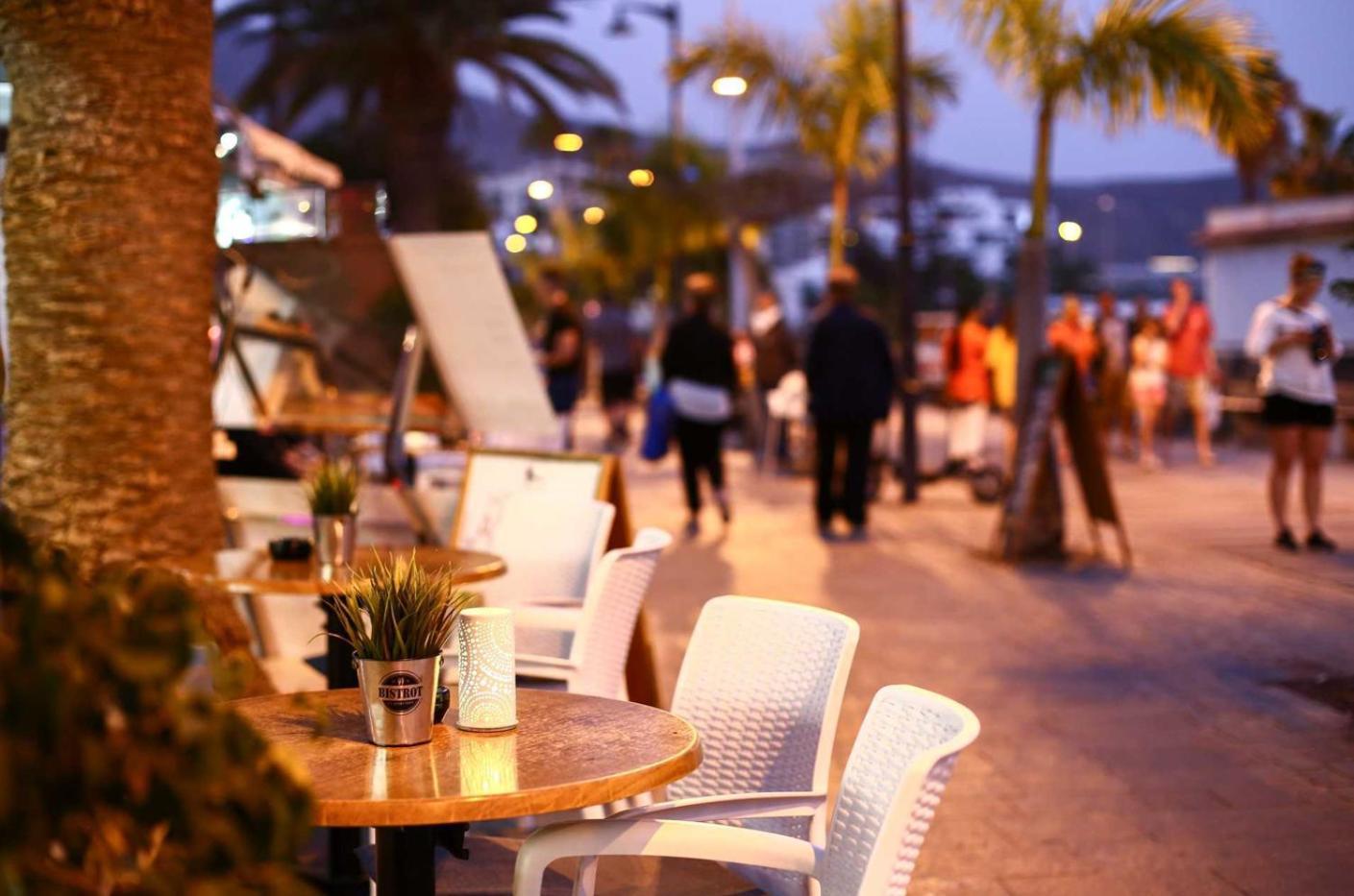 Few Steps From The Beach Hostel In Los Cristianos Arona  Exteriör bild
