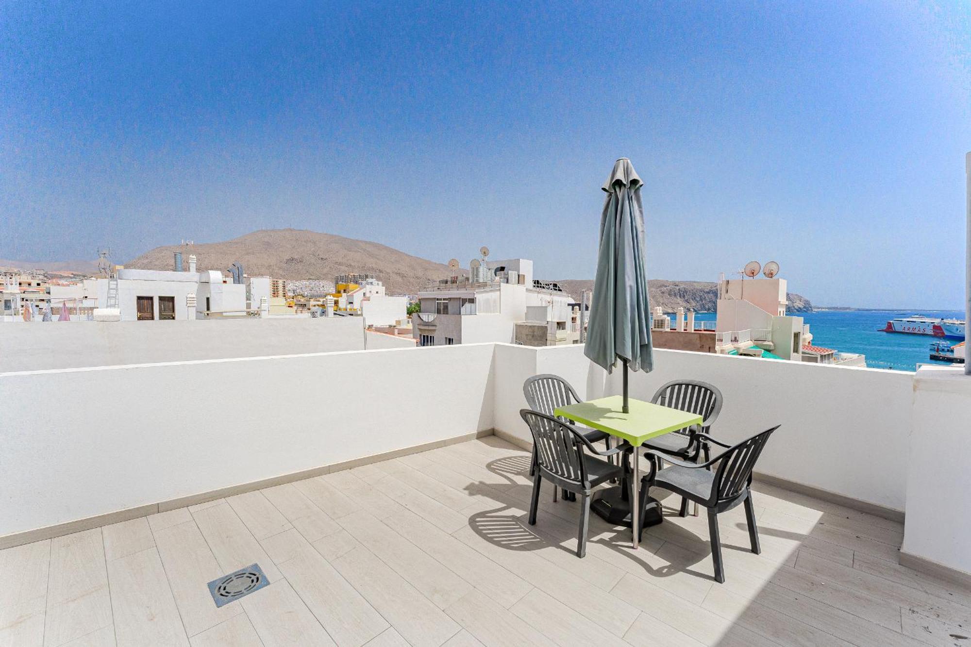 Few Steps From The Beach Hostel In Los Cristianos Arona  Exteriör bild