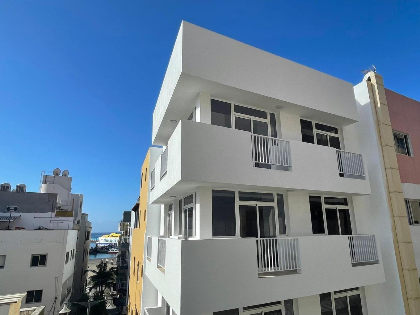 Few Steps From The Beach Hostel In Los Cristianos Arona  Exteriör bild
